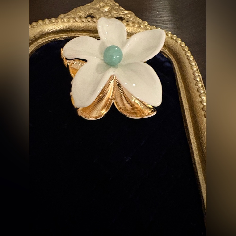 Elegant White and Gold Flower metal Hair Claw